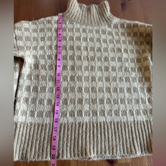Everlane Tan Checkered Turtleneck Sweater - Picture 5 of 7